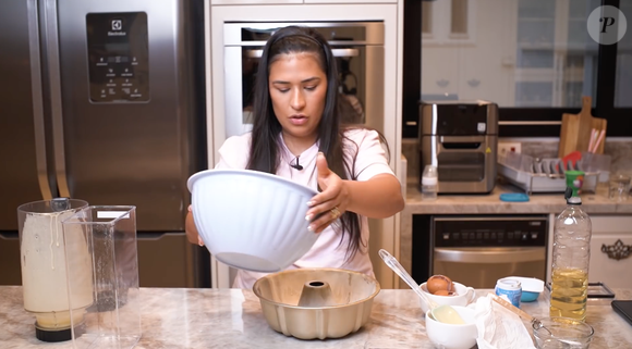 Durante a gravação de uma receita publicada em seu canal do YouTube, Simone Mendes revelou que não come mais massa de bolo crua