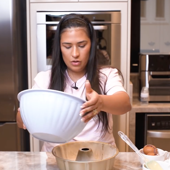 Durante a gravação de uma receita publicada em seu canal do YouTube, Simone Mendes revelou que não come mais massa de bolo crua