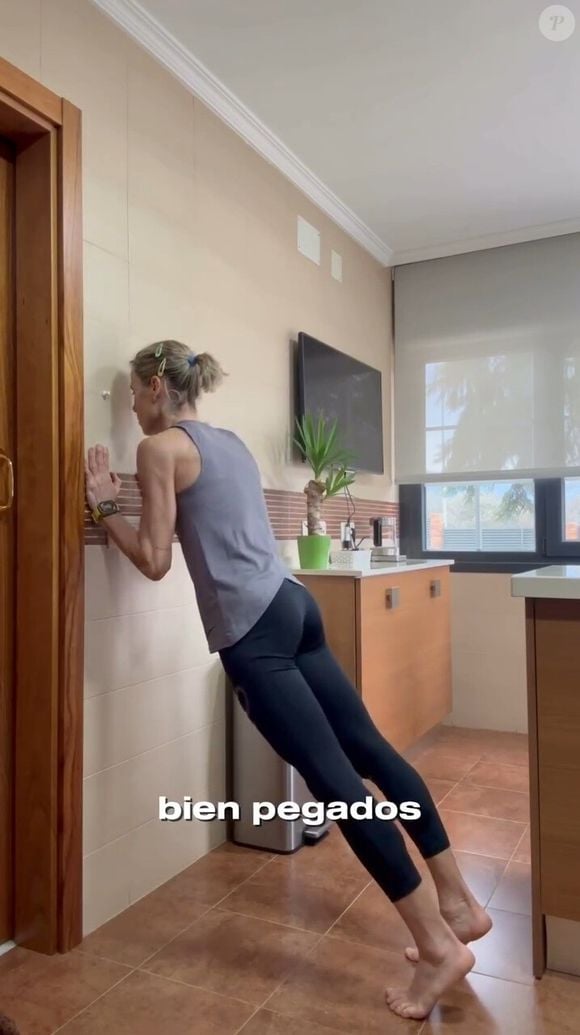 Feita na parede, com o nariz encostando nela, a flexão de parede não exige muito esforço dos braços