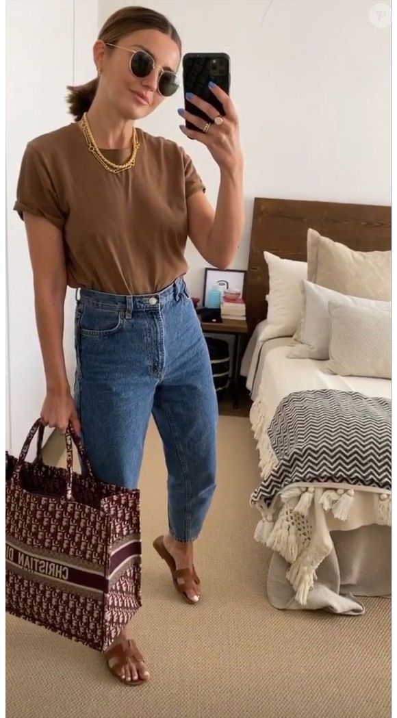 Apostar em sandálias rasteirinhas para looks versáteis e descomplicados são grandes apostas no mundo da moda.