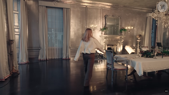 A sala de jantar rouba a cena por seu tamanho e ar gótico que vai na contramão dos outros cômodos da casa