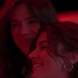 O romance de Bia e Giovana, interpretadas por Bruna Marquezine e Alanis Guillen, conquistou parte do público e virou alvo de críticas no X