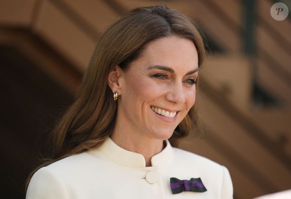 Além dos cabelos impecáveis, outro dos atributos mais admirados de Kate Middleton é a sua pele radiante e uniforme