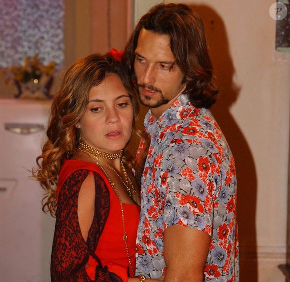 Adriana Esteves em 2003: interpretou a protagonista Lola Calderón Puentes. Lola era uma mulher forte que cuidava da casa de dia e trabalhava como cantora em um cabaré à noite. Na trama, ela viveu um romance conturbado com o pescador desmemoriado Esteban (Marcos Pasquim)