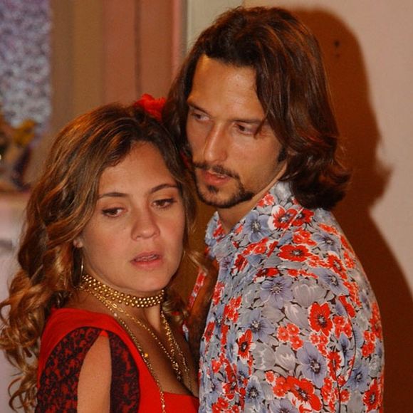 Adriana Esteves em 2003: interpretou a protagonista Lola Calderón Puentes. Lola era uma mulher forte que cuidava da casa de dia e trabalhava como cantora em um cabaré à noite. Na trama, ela viveu um romance conturbado com o pescador desmemoriado Esteban (Marcos Pasquim)