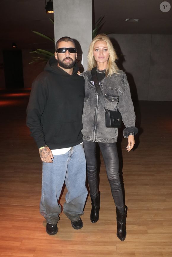 The Town 2025: de jeans 'sujo' e moletom, Pedro Scooby acompanhou a esposa Cintia Dicker, com calça de couro e jaqueta jeans