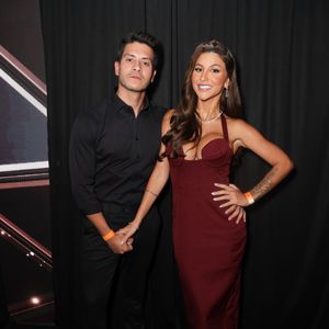 Jheny Santucci, de 26 anos, anunciou nesta segunda-feira (5) o fim do casamento com Arthur Aguiar, de 37, enquanto está grávida do segundo filho do ator, segundo informações da Quem