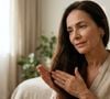 Bea Guerrero, CEO da Ángela Navarro, destaca a importância do condicionador na rotina capilar, especialmente para quem deseja conquistar fios mais brilhantes. 'O condicionador é um passo fundamental em cada lavagem', afirma a especialista, em declaração publicada pela Vogue España. Segundo ela, o produto ajuda a proporcionar brilho e a selar a cutícula capilar