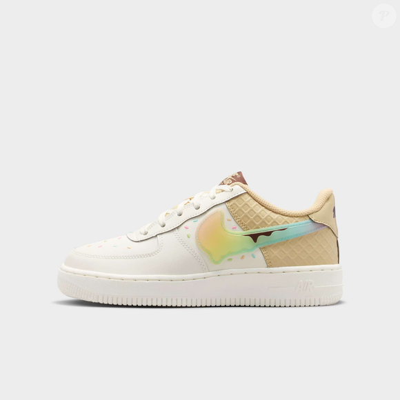 Os novos Nike Air Force 1 inspirados em sobremesas conquistam pelo visual criativo e pelo conforto. Em tons que lembram "sorvete de baunilha", o modelo aposta em detalhes divertidos sem abrir mão da elegância para o dia a dia