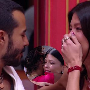 Mateus é eliminado do 'BBB 25', e Vitória Strada desaba em lágrimas ao se despedir do amigo; Thamiris surpreende ao consolar a atriz