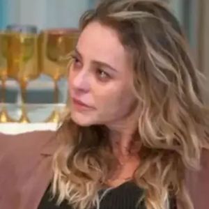 Heleninha (Paolla Oliveira) pede para tocar um mambo em pista de dança na novela 'Vale Tudo'