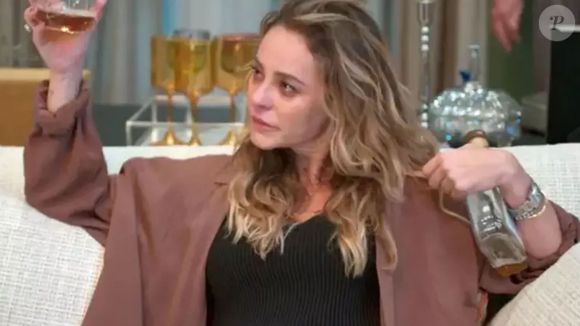Heleninha (Paolla Oliveira) pede para tocar um mambo em pista de dança na novela 'Vale Tudo'