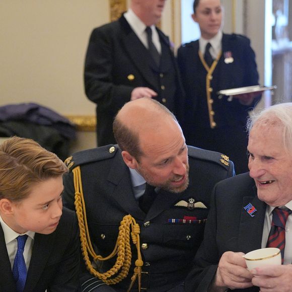 Príncipe George deixou o pai, William, com muito orgulho por seu comportamento durante chá para ex-combatentes da Segunda Guerra
