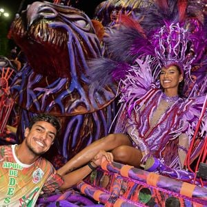 Pocah estava acompanhada do novo namorado