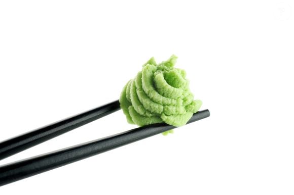A tonalidade 'wasabi', um verde suave e levemente pastel, surge como uma das apostas mais elegantes do inverno e transforma qualquer produção casual em um look atual