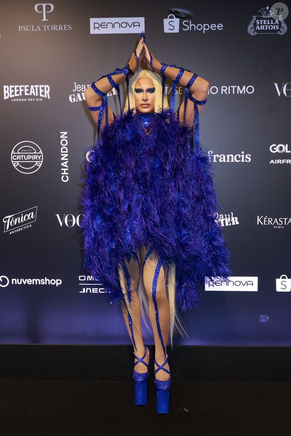 Baile da Vogue 2026: Halessia apostou em um look azul repleto de plumas