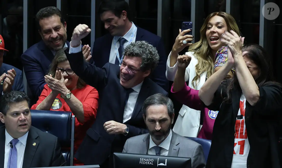 O Senado Federal aprovou nesta quarta-feira (14), em dois turnos de votação, a Proposta de Emenda à Constituição (PEC) que acaba com a escala 6x1. O texto prevê dois dias de folga por semana para os trabalhadores, sem redução salarial