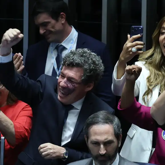 O Senado Federal aprovou nesta quarta-feira (14), em dois turnos de votação, a Proposta de Emenda à Constituição (PEC) que acaba com a escala 6x1. O texto prevê dois dias de folga por semana para os trabalhadores, sem redução salarial