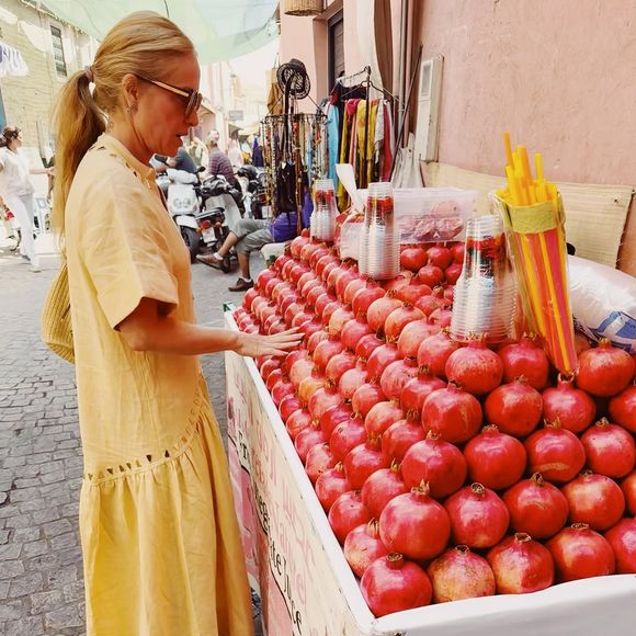 Na linha casual colorida, teve vestido amarelo vibrante com modelagem soltinha e mangas curtas, perfeito para dias ensolarados