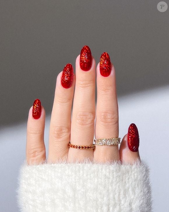 Nail art em vermelho é aposta certeira para quem quer começar 2026 com energia, coragem e estilo