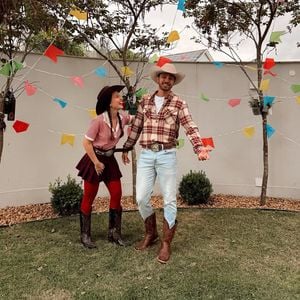 Larissa Manoela e o marido, André Luiz Frambach, se divertiram juntos no arraial