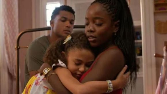 Sofia em pânico? Em 'Dona de Mim', menina retorna à mansão após quase apanhar do tio e reage de forma inesperada