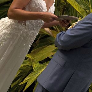 Detalhe do decote frontal do vestido de noiva de Adriana Birolli