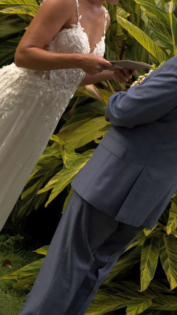 Detalhe do decote frontal do vestido de noiva de Adriana Birolli