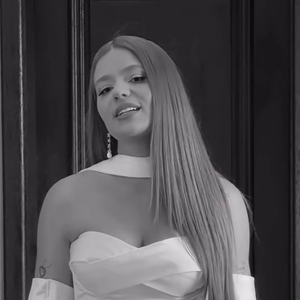 O vestido de noiva de Viih Tube para o casamento civil teve criação da estilista Silvana Schatt, de Itajaí (SC), e foi desenvolvido em grande parte à distância