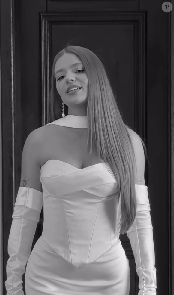 O vestido de noiva de Viih Tube para o casamento civil teve criação da estilista Silvana Schatt, de Itajaí (SC), e foi desenvolvido em grande parte à distância