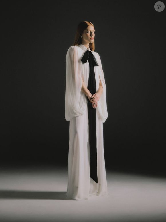 Com seu olhar sempre atento ao equilíbrio entre o clássico e o moderno, Marina Ruy Barbosa reafirma seu status como uma das celebridades brasileiras mais influentes no mundo da moda.