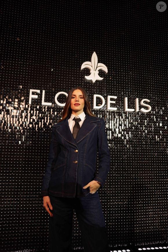 Grávida, Camila Queiroz esbanjou estilo em terno jeans