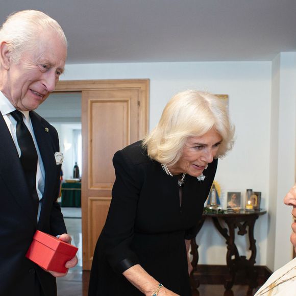 Rei Charles e Camilla encontraram o Papa Francisco no dia em que o casamento completou 20 anos