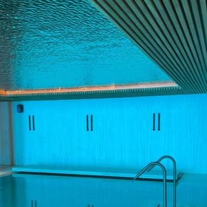 A piscina aberta conta com vidros nas laterais, de onde é possível ver a piscina coberta da casa de Cristiano Ronaldo