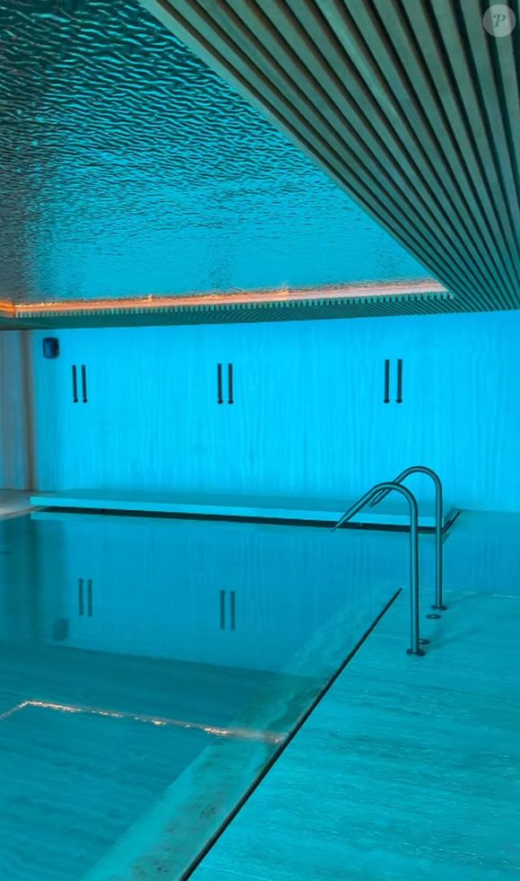 A piscina aberta conta com vidros nas laterais, de onde é possível ver a piscina coberta da casa de Cristiano Ronaldo