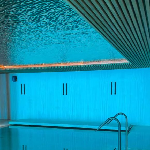 A piscina aberta conta com vidros nas laterais, de onde é possível ver a piscina coberta da casa de Cristiano Ronaldo