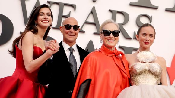 Quase ninguém sabe: duas estrelas de 'O Diabo Veste Prada 2' são cunhados na vida real; há 16 anos, o casamento de uma delas uniu o outro casal