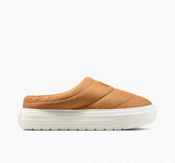 O Mule Chuck Taylor All Star, da Converse, resgata um modelo de calçado com origem no século XVI e aparece em uma versão contemporânea com camurça, matelassê, formato slip-on e solado tratorado