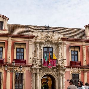 Sevilha, Espanha: fiéis se reúnem em frente ao Palácio Arquiepiscopal, com bandeiras a meio mastro em sinal de luto pela morte do Papa Francisco