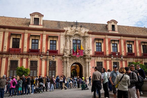 Sevilha, Espanha: fiéis se reúnem em frente ao Palácio Arquiepiscopal, com bandeiras a meio mastro em sinal de luto pela morte do Papa Francisco