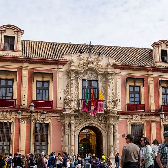 Sevilha, Espanha: fiéis se reúnem em frente ao Palácio Arquiepiscopal, com bandeiras a meio mastro em sinal de luto pela morte do Papa Francisco