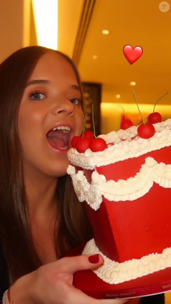 Rafa Justus se divertiu ao 'provar' bolo em jantar com amigas