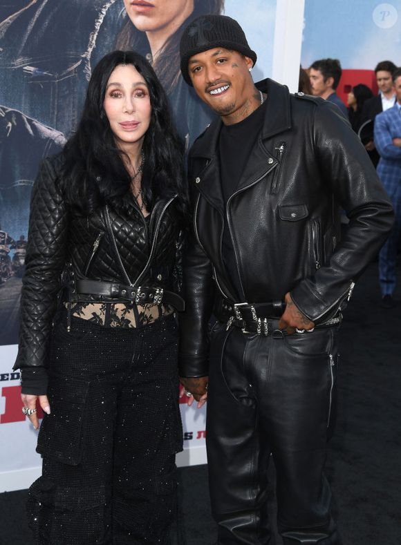 Cher e Alexander 'AE' Edwards vivem um amor com 42 anos de diferença