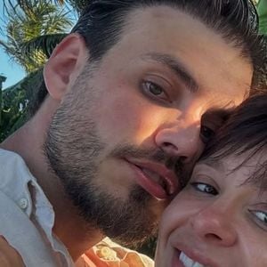 Maiara, de vestido curtinho e novo cabelo, beija muito ex-namorado gato em vídeo e web reage: 'Aquieta esse rab*'