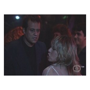 Cena icônica de 'Vale Tudo de 1988 tem Heleninha (Renata Sorrah) dançando um mambo na pista de dança