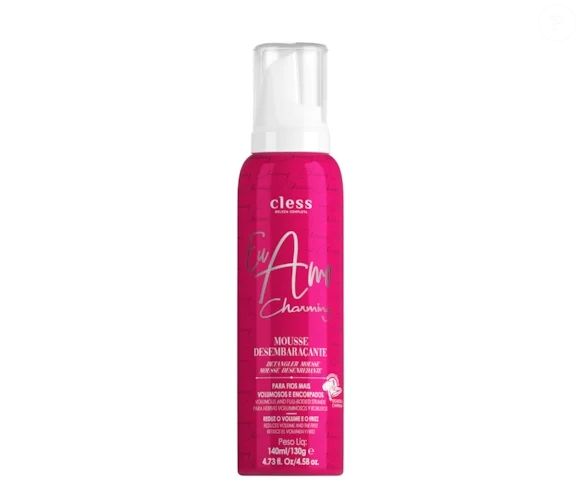 Mousse Desembaraçante Eu Amo Charming: Com fórmula leve e prática, o produto ajuda a diminuir o atrito entre os fios, controla o frizz e deixa as ondas mais definidas