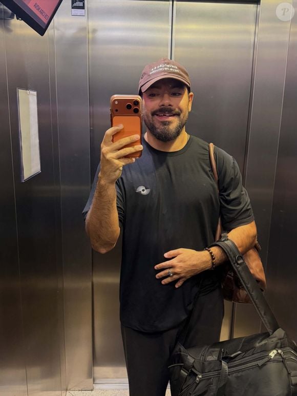 Namorado de Sandy, Pedro Andrade brincou ao falar de dente quebrado: 'Perceba como Deus cuida dos detalhes. Chegando próximo ao 'rélouin' (sic, Halloween.) eu quebro um dente para não precisar de fantasia'