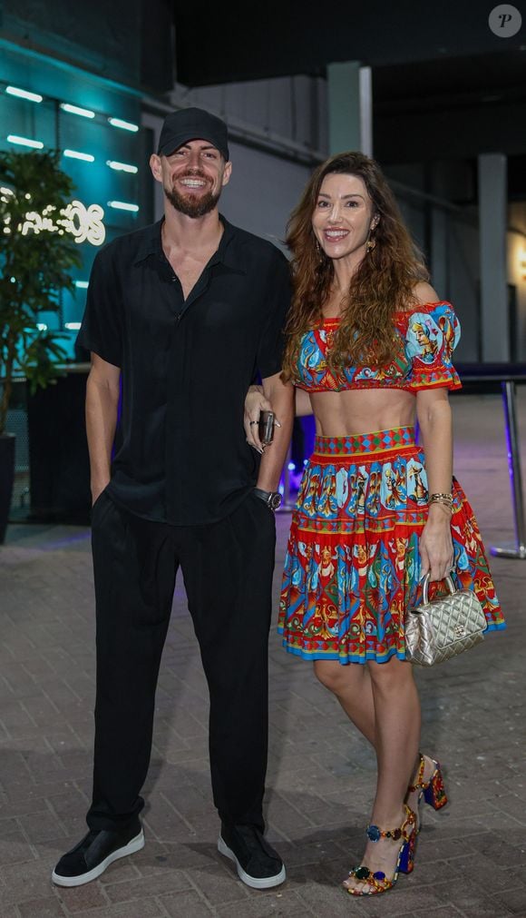 Mulher do jogador Jorginho, do Flamengo, Catherine Harding elegeu um vestido estampado e deixou parte da barriga de fora para show de Rosalía
