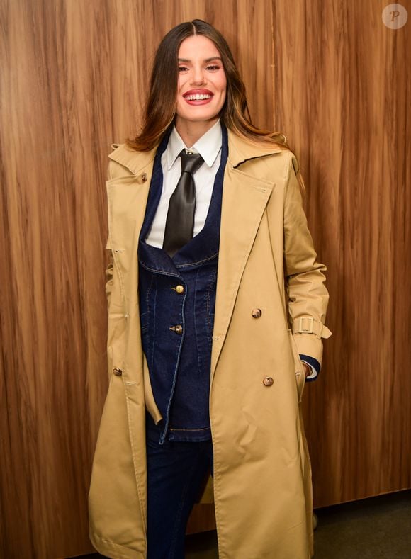 Atriz Camila Queiroz surge gravidinha com look fashionista que mistura jeans e alfaiataria