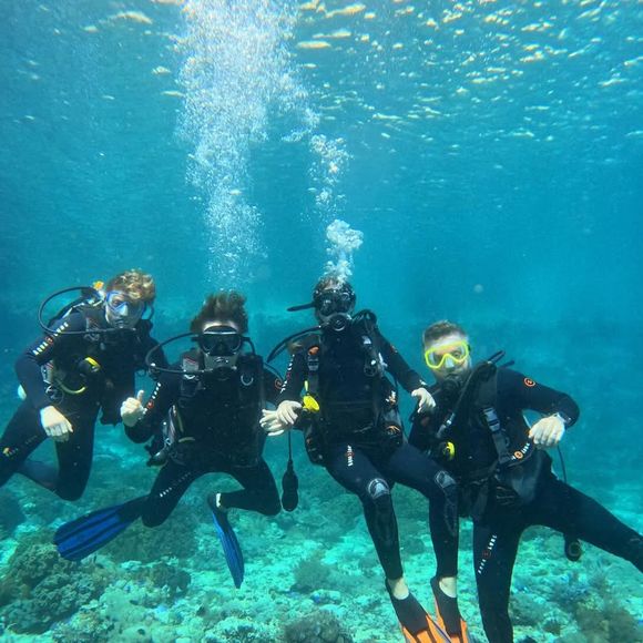 Luciano Huck mostrou fotos dos passeios que fez com a família durante os dias de férias em viagem à Tailândia, como o mergulho no mar.